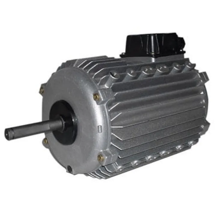 Moteur électrique industriel gris sur fond blanc.